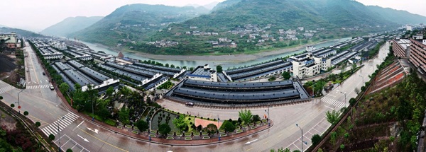 赤水河畔的發(fā)展景象。茅臺(tái)集團(tuán)供圖