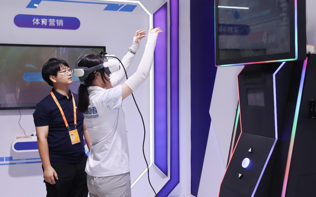 志愿者在體育賽事服務展區(qū)體驗VR投籃活動。 實習生 朱超攝