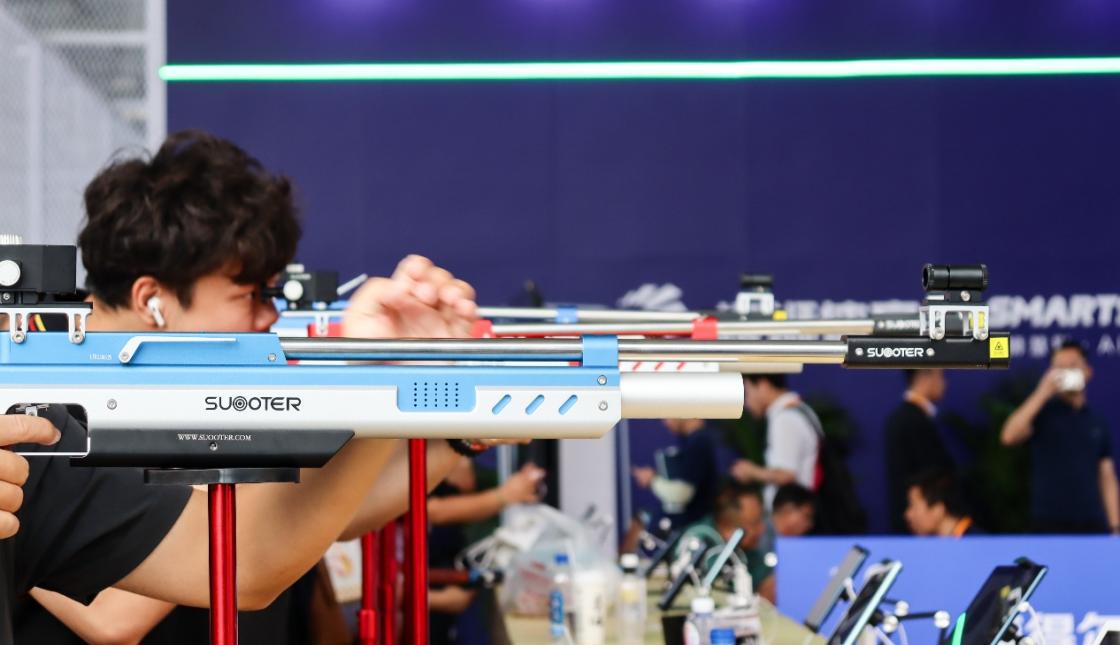 觀眾正在體驗激光槍射擊項目。 實習(xí)生 朱超攝