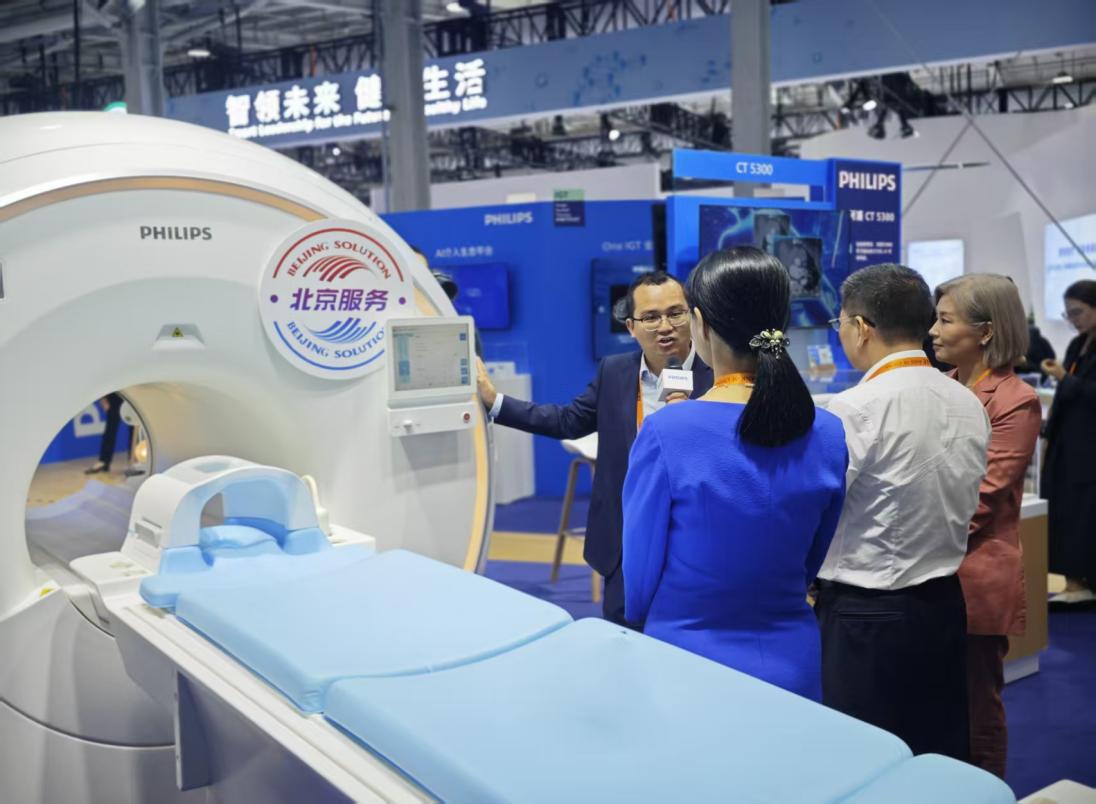 觀眾正在了解智能醫(yī)療設(shè)備的技術(shù)創(chuàng)新特點。 人民網(wǎng)記者 黃盛攝