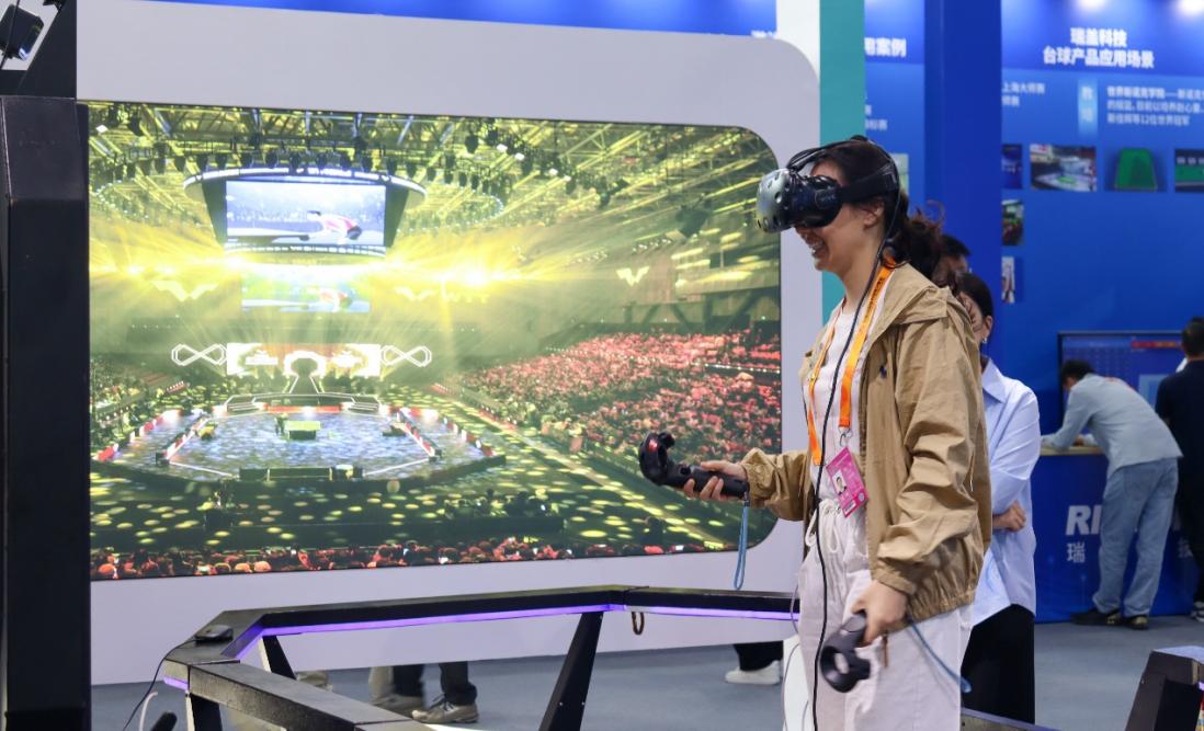 觀眾戴上智能眼鏡，體驗(yàn)VR乒乓球比賽。實(shí)習(xí)生 朱超攝