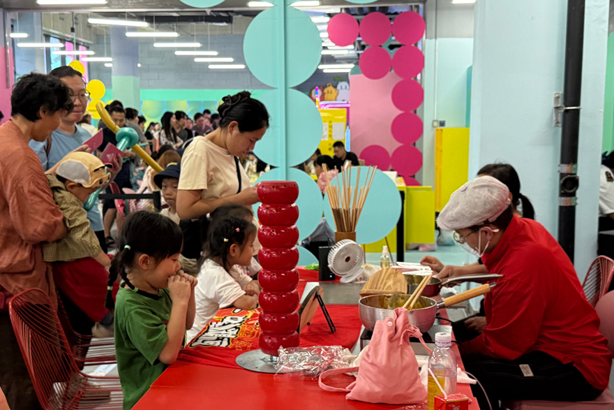 小朋友在“糖·玩坊”里觀看糖人表演。人民網(wǎng)記者 杜燕飛攝