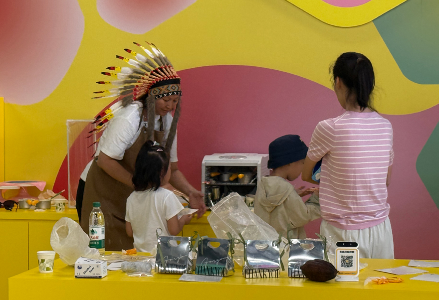 小朋友們在“糖·玩坊”里制作巧克力。人民網(wǎng)記者 杜燕飛攝