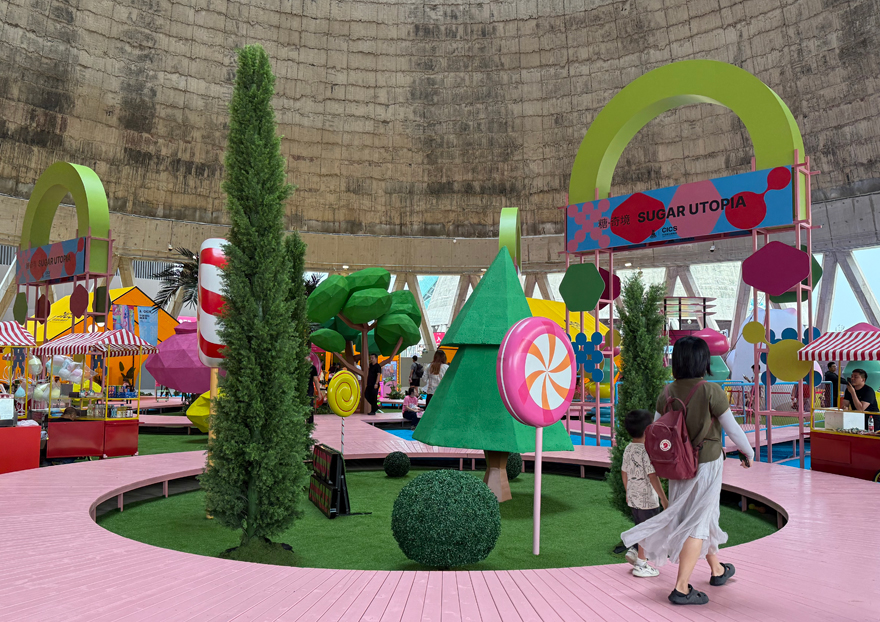 首鋼園冷卻塔化身為“糖·奇境”活動場所。人民網(wǎng)記者 杜燕飛攝