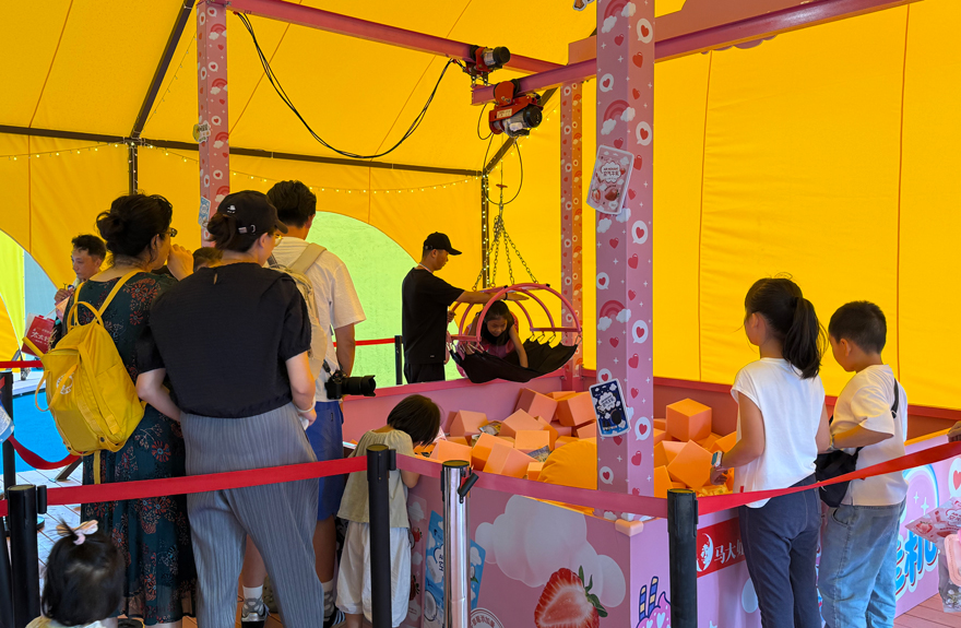 小朋友們在“糖·奇境”里體驗各種游戲。人民網(wǎng)記者 杜燕飛攝