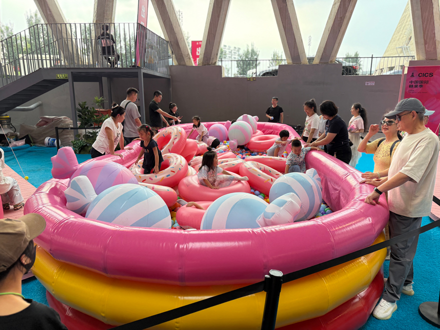 小朋友們?cè)凇疤恰て婢场崩矬w驗(yàn)各種游戲。人民網(wǎng)記者 杜燕飛攝