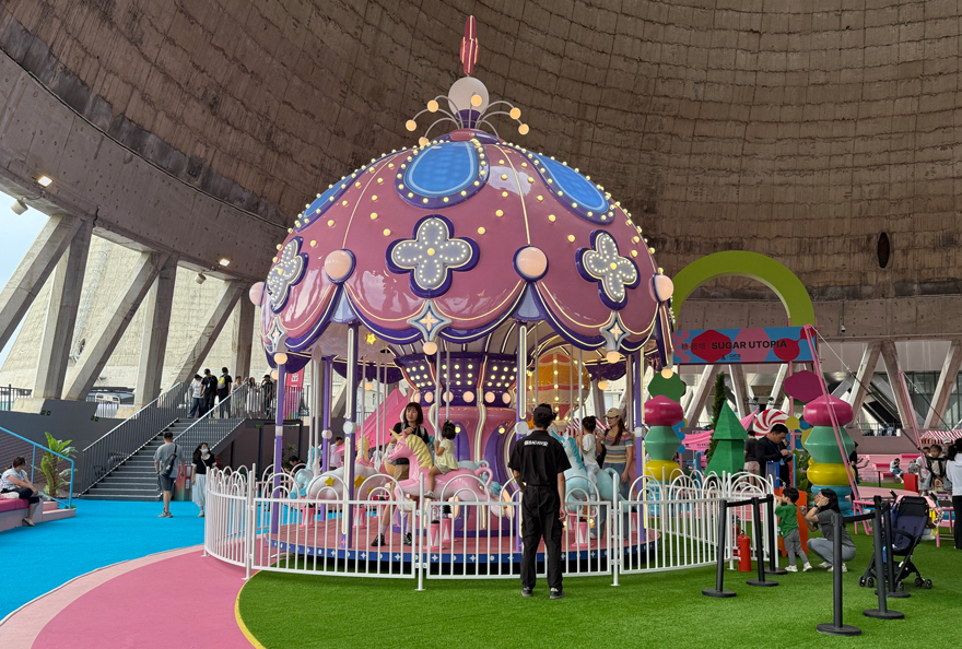 小朋友們?cè)凇疤恰て婢场崩锿嫘D(zhuǎn)木馬。人民網(wǎng)記者 杜燕飛攝