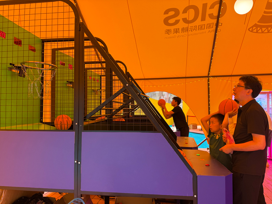 小朋友們?cè)凇疤恰て婢场崩锿嫱痘@游戲。人民網(wǎng)記者 杜燕飛攝