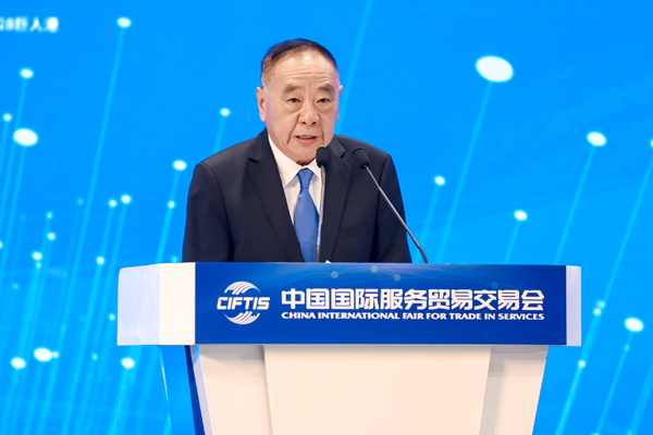 全國(guó)政協(xié)參政議政人才庫(kù)特聘專家、商務(wù)部原副部長(zhǎng)陳健發(fā)言。主辦方供圖