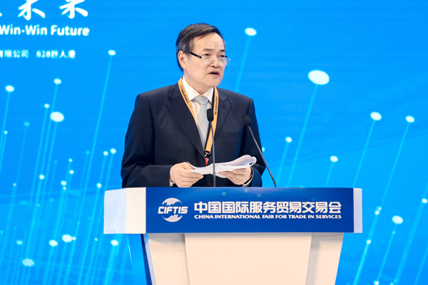 全國(guó)政協(xié)常委、教科衛(wèi)體委員會(huì)副主任、商務(wù)部原副部長(zhǎng)錢克明發(fā)言。主辦方供圖