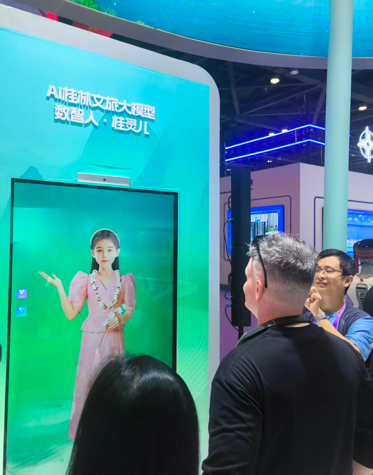 游客在體驗(yàn)“桂靈兒”數(shù)智人。人民網(wǎng)記者 嚴(yán)立政攝