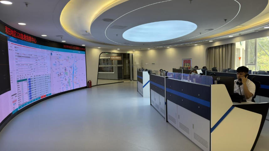 和田地區(qū)120急救指揮中心。人民網(wǎng)記者 焦磊攝