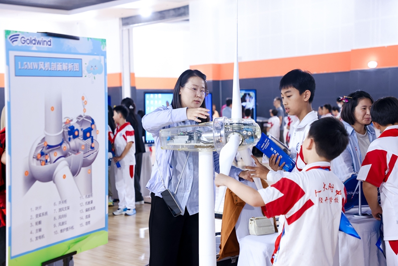 中小學(xué)生了解風(fēng)力發(fā)電原理。主辦方供圖