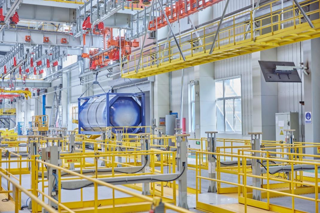 中集環(huán)科打造的罐箱行業(yè)首條全自動(dòng)粉末噴涂線，替代傳統(tǒng)的油漆工藝，實(shí)現(xiàn)VOCs近零排放，年減排量78噸，相當(dāng)于種植約1.4萬(wàn)棵樹。 受訪者供圖