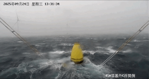 “明陽(yáng)天成號(hào)”直面臺(tái)風(fēng)“樺加沙”。受訪(fǎng)方供圖哈