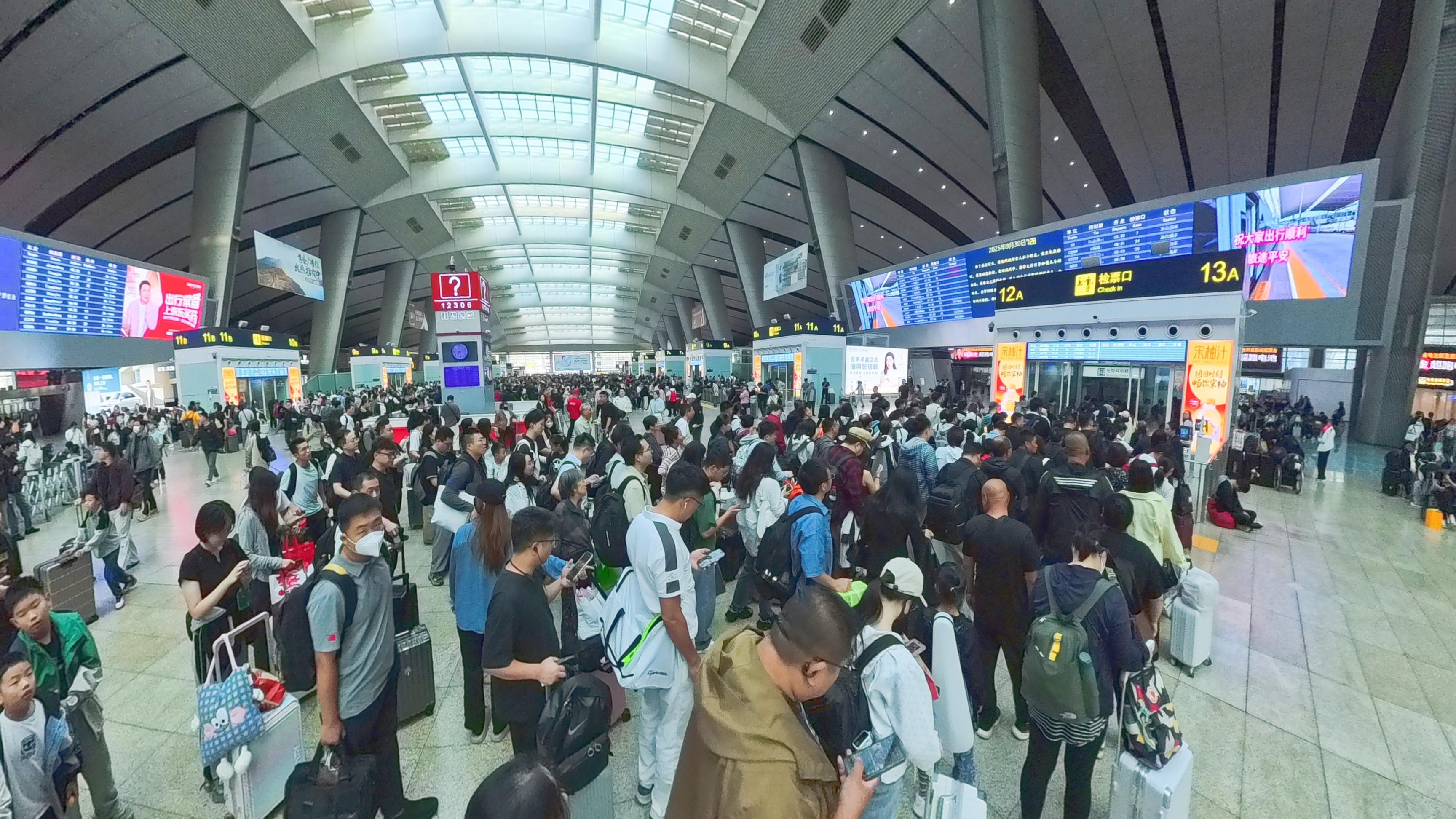 正在候車的旅客。人民網(wǎng)記者 王天樂(lè)攝