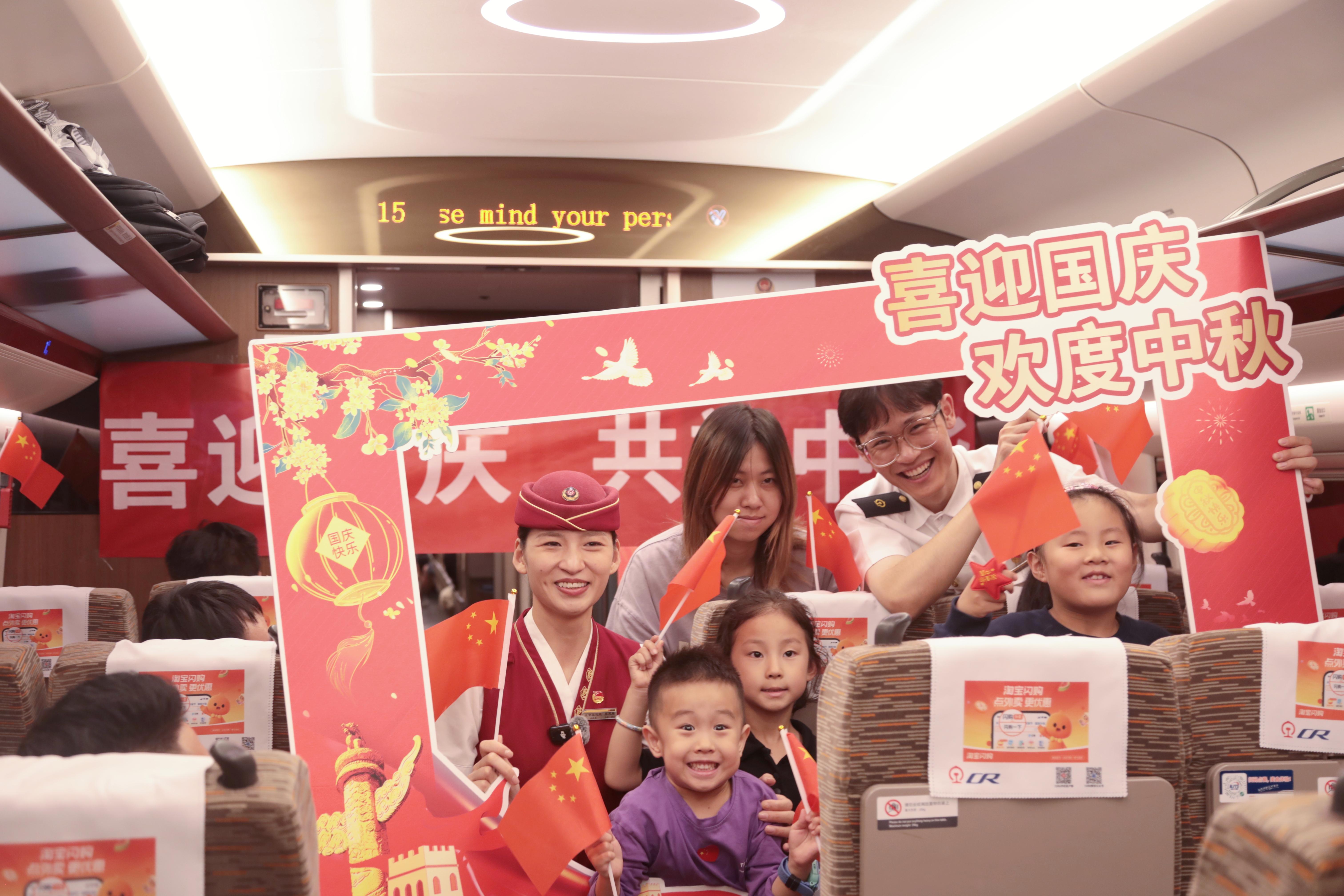 北京客運段京滬高鐵二隊在列車上開展了“喜迎國慶、共祝中華”主題活動。肖奧攝