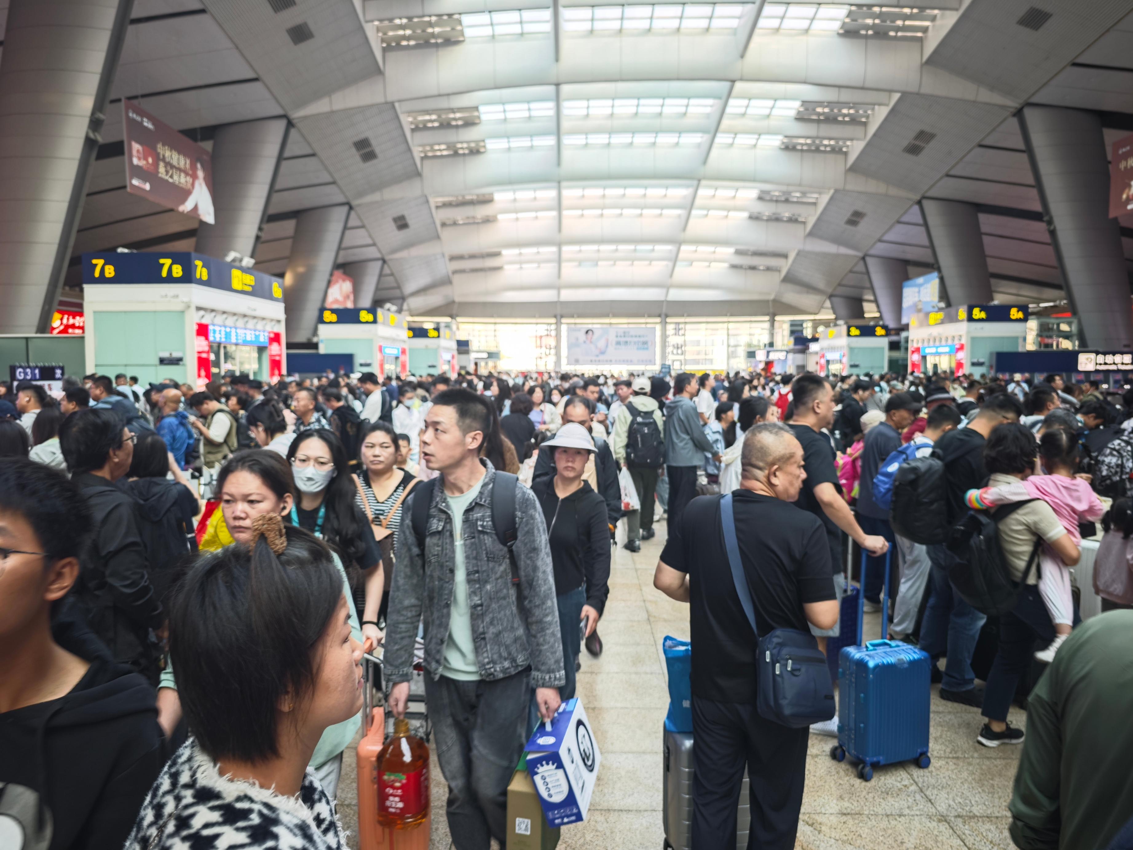 北京南站候車室的旅客。人民網(wǎng)記者 王天樂攝