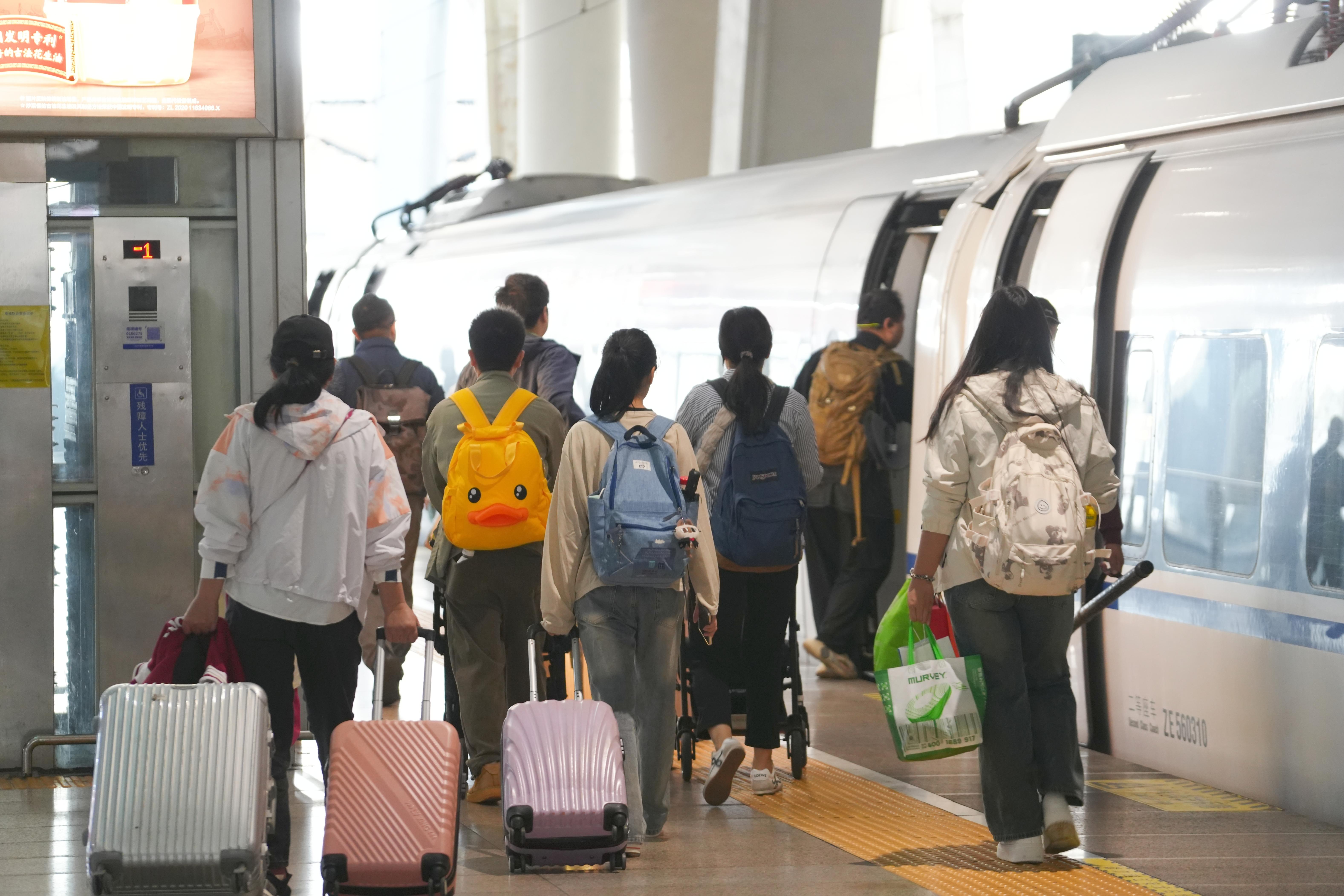 站臺上的旅客。人民網記者 王天樂攝