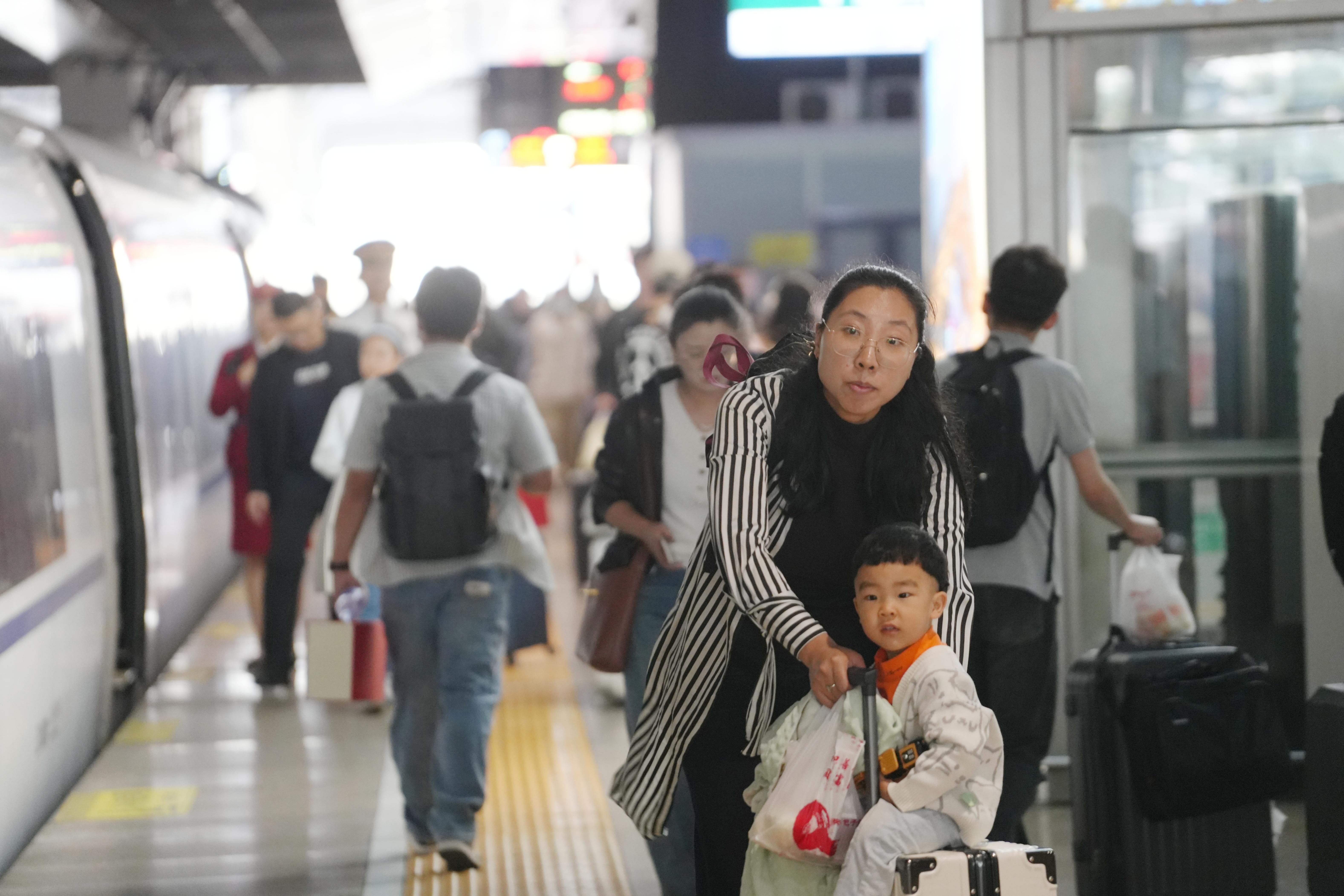 站臺上準備上車旅客。人民網記者 王天樂攝