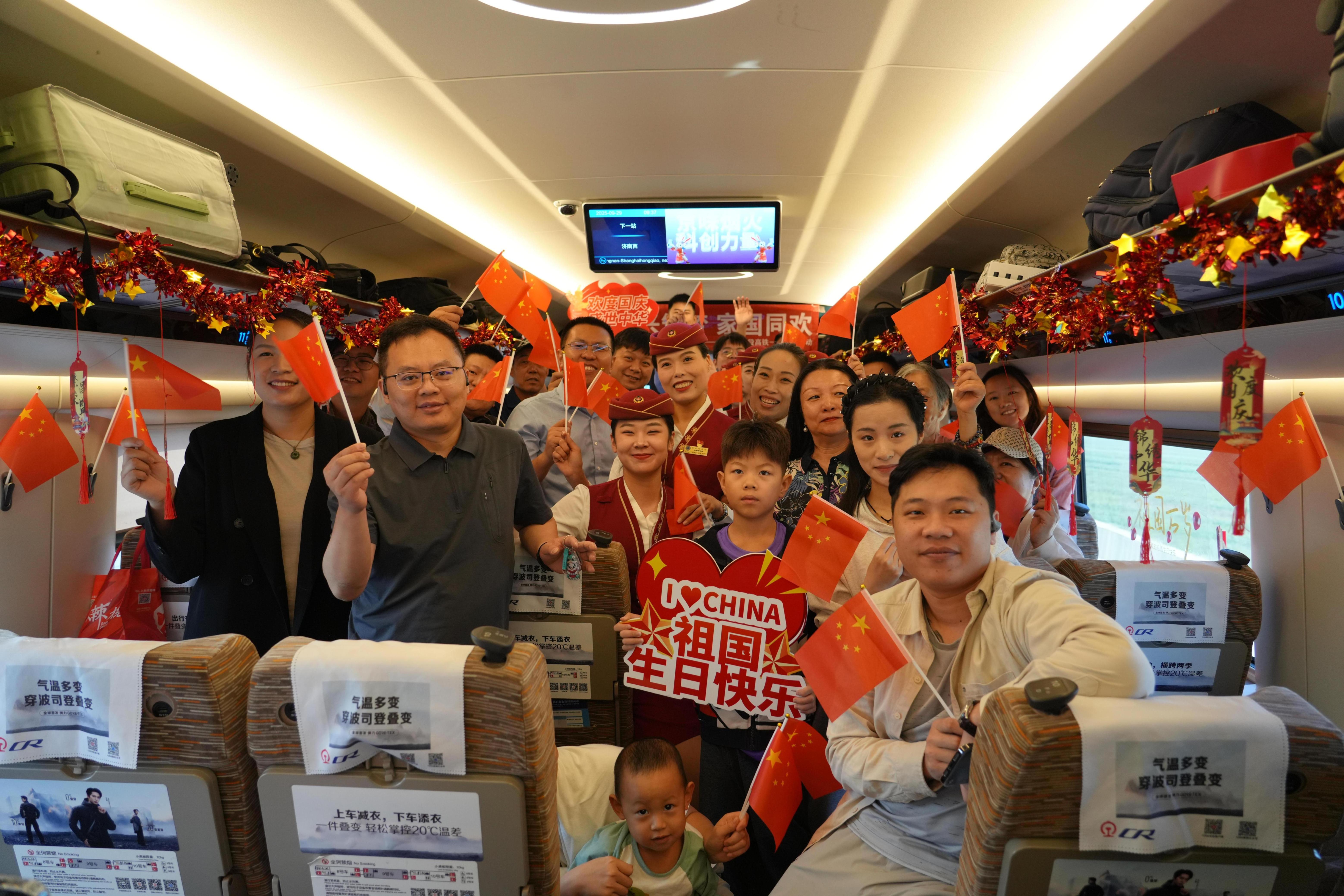 天津客運段G5次車廂內(nèi)乘務(wù)組與旅客合影留念。