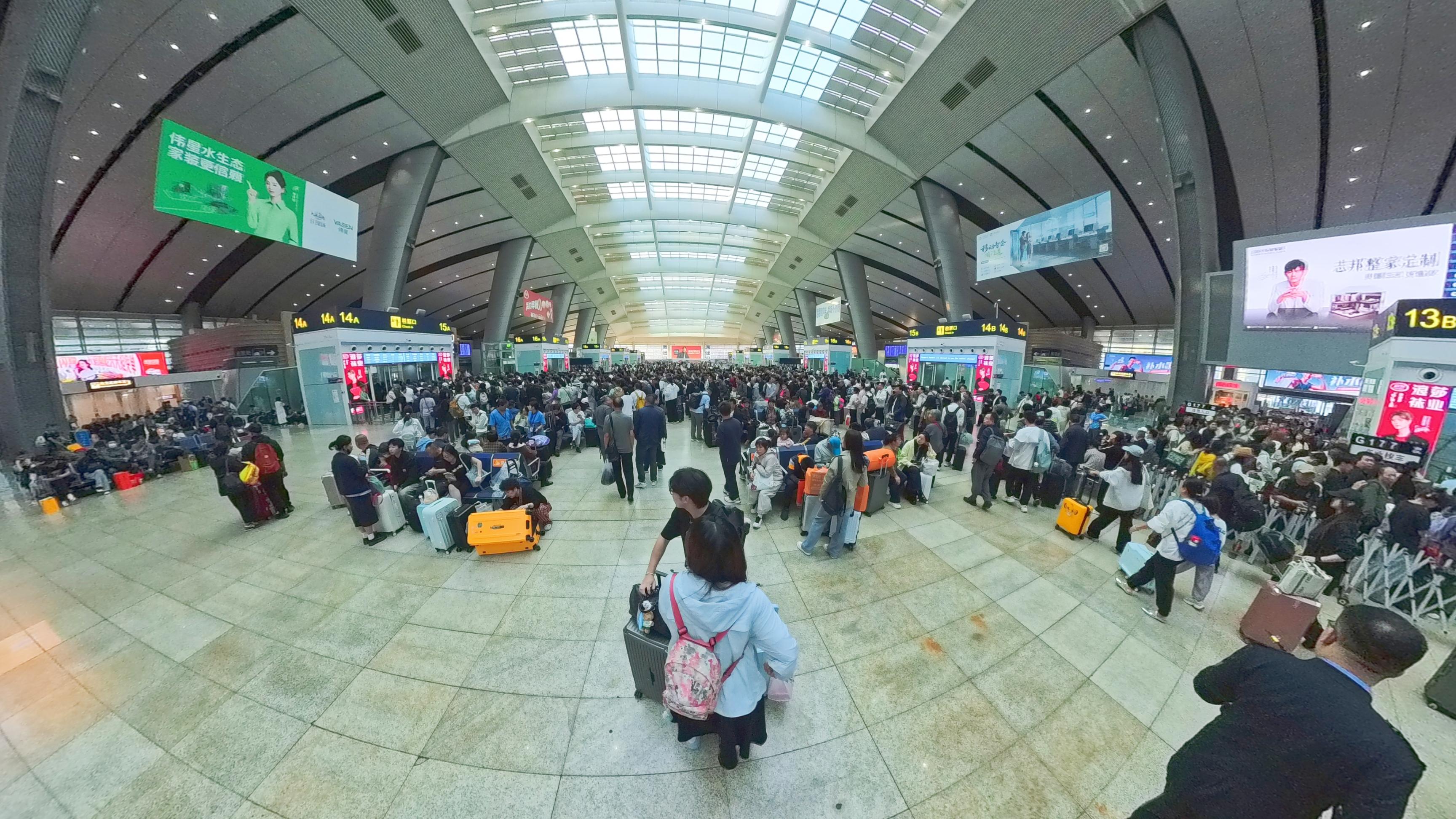 9月30日早上7點(diǎn)北京南站候車的旅客。人民網(wǎng)記者 王天樂攝