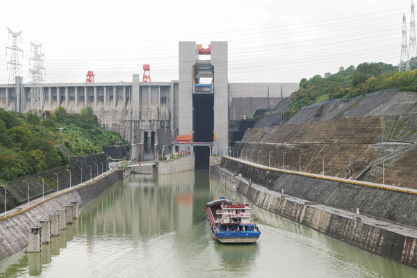 貨船正緩緩駛?cè)肴龒{升船機(jī)。湯永浩攝