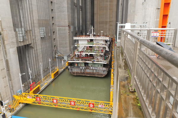 貨船在三峽升船機(jī)艙內(nèi)等待通行。湯永浩攝