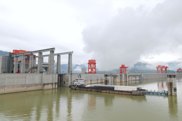 貨船通過三峽升船機(jī)。湯永浩攝