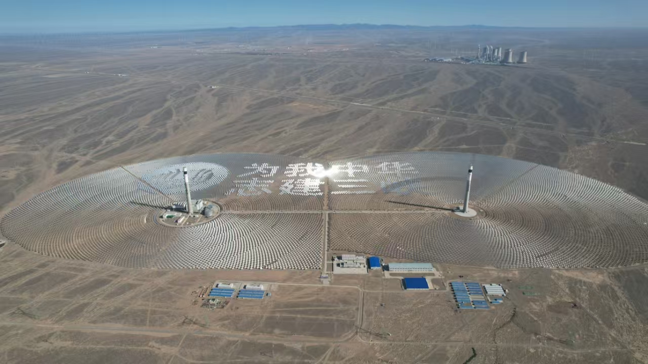 三峽恒基能脈瓜州70萬千瓦“光熱儲能+”項目光熱儲能電站。受訪者供圖