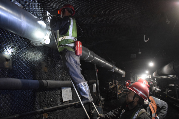 工作人員在井下檢修瓦斯管路。受訪者供圖