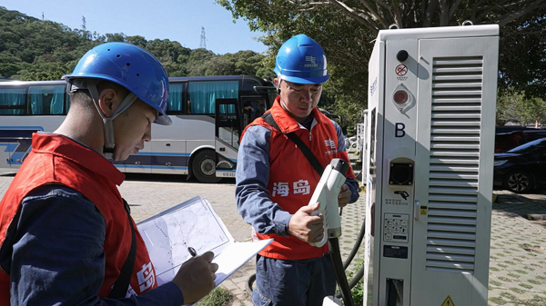 南澳供電局“海島輕騎”黨員服務隊維護充電設施。蔡陳立攝