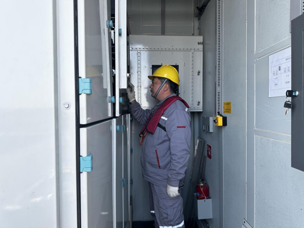 工作人員檢查箱變保護定值。受訪者供圖