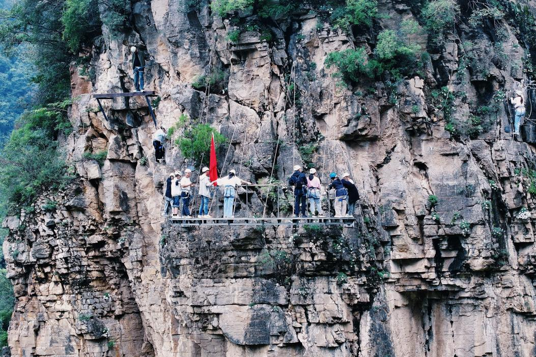 云臺山崖壁攀巖吸引眾多游客體驗。人民網(wǎng)記者 焦磊攝