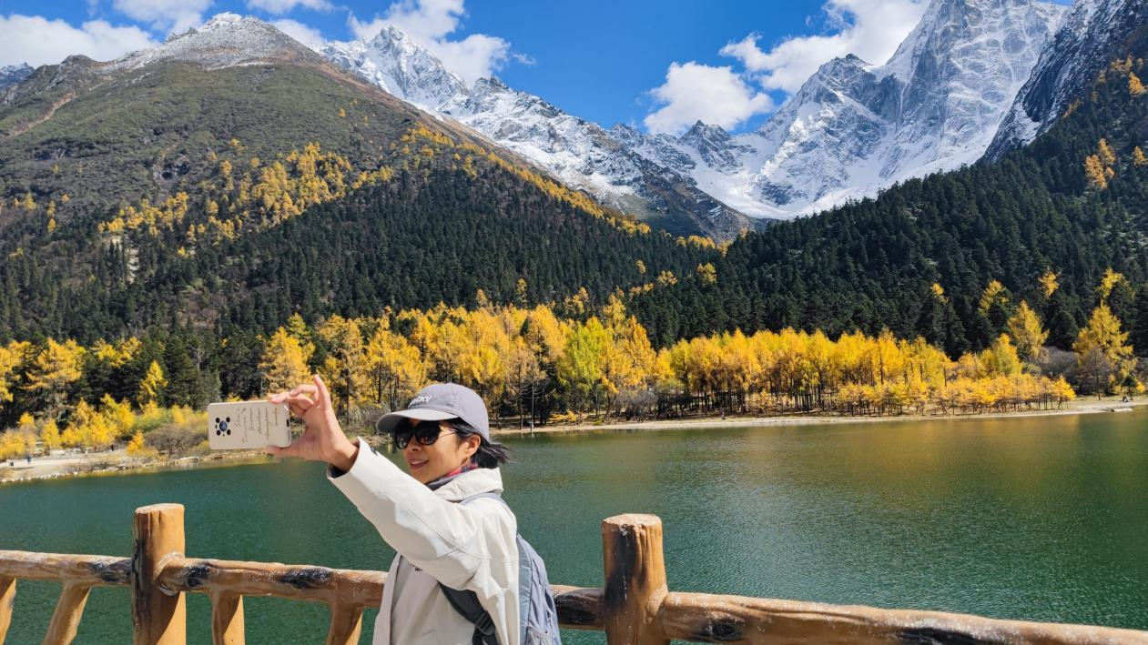 楊阿姨和老伴兒退休后開啟了自駕游的旅行生活。受訪者供圖