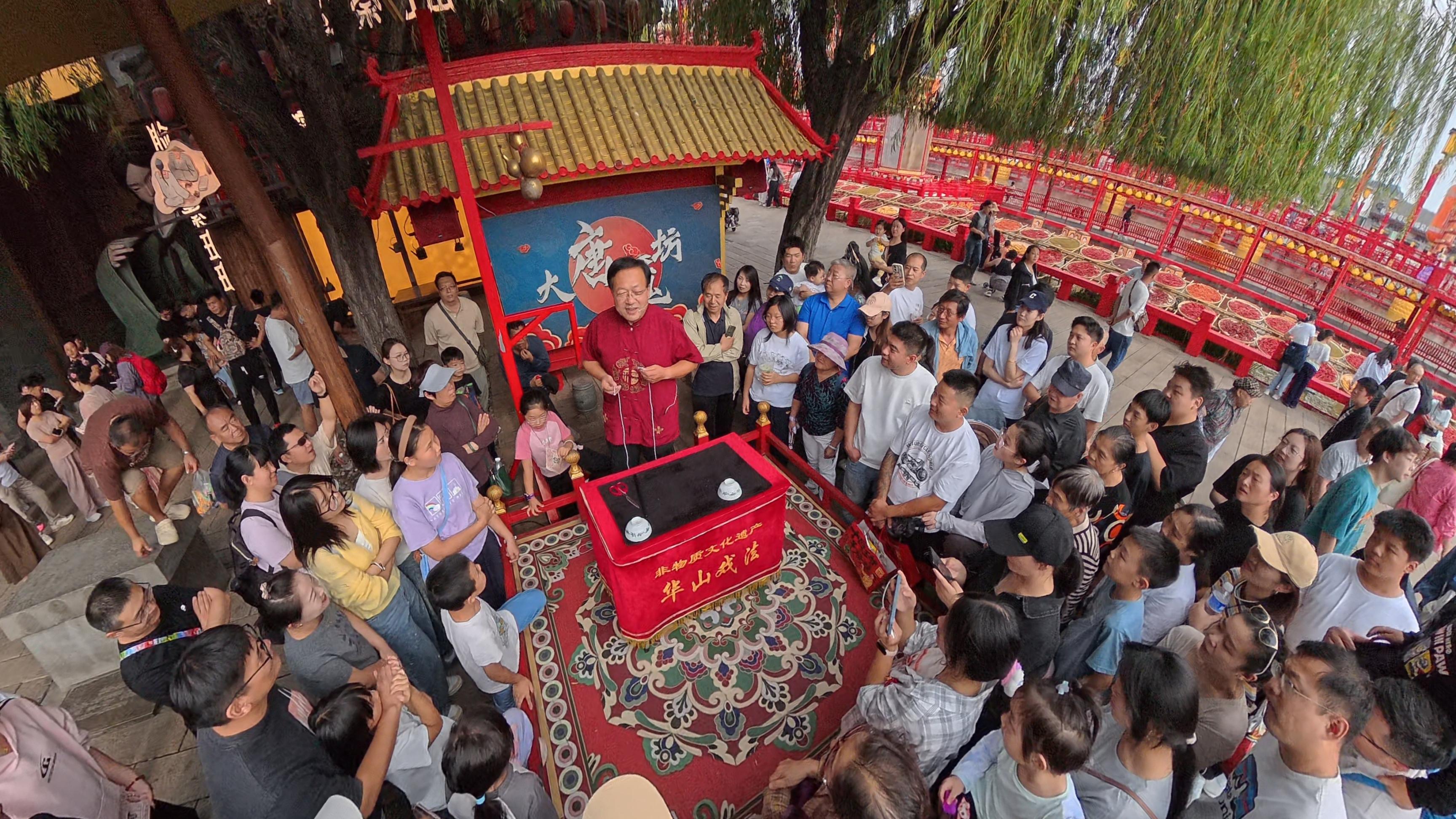 景區(qū)里魔術表演互動。人民網記者 王天樂攝