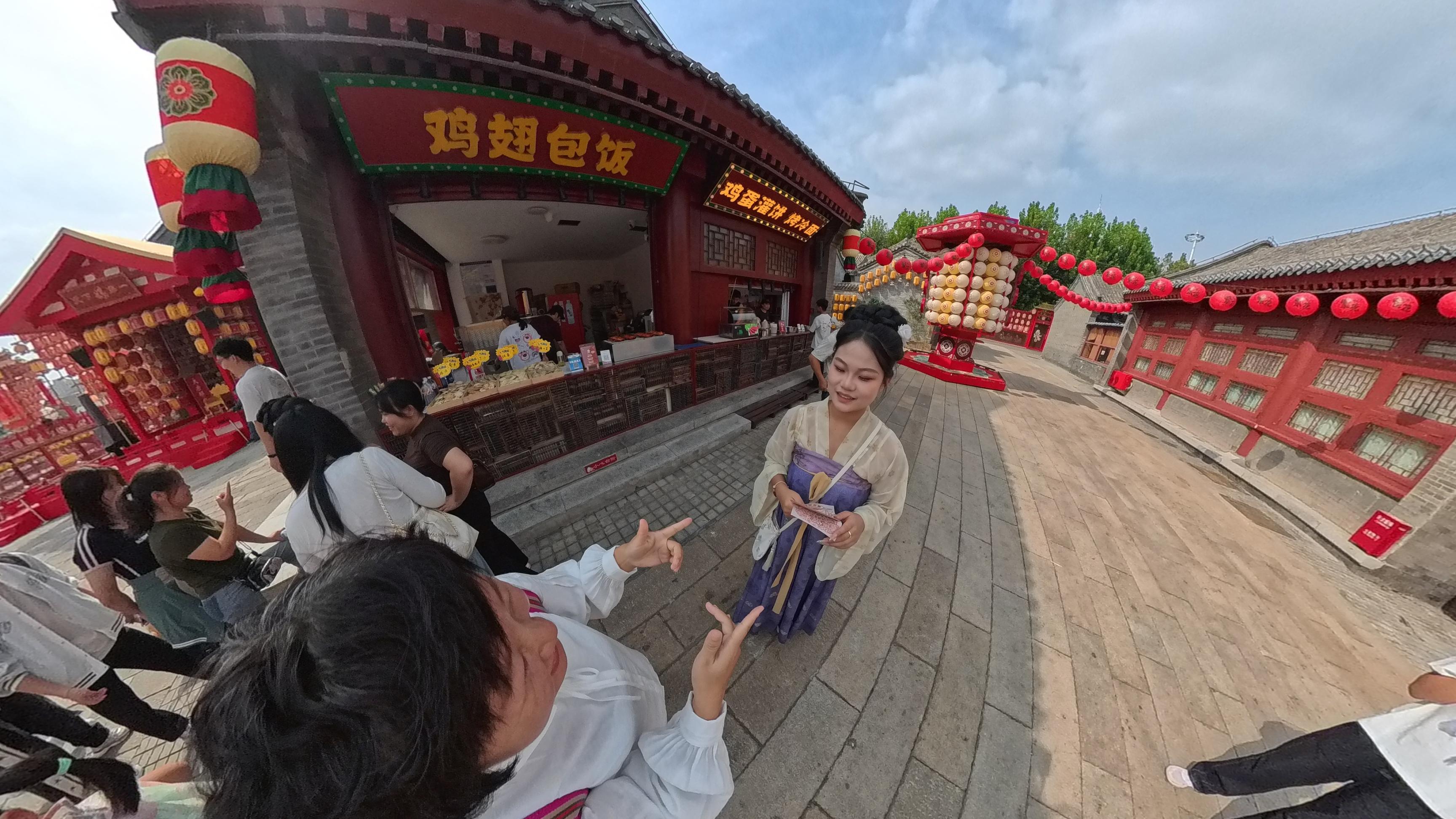 背古詩贏“銀票”互動節(jié)目。人民網(wǎng)記者 王天樂攝