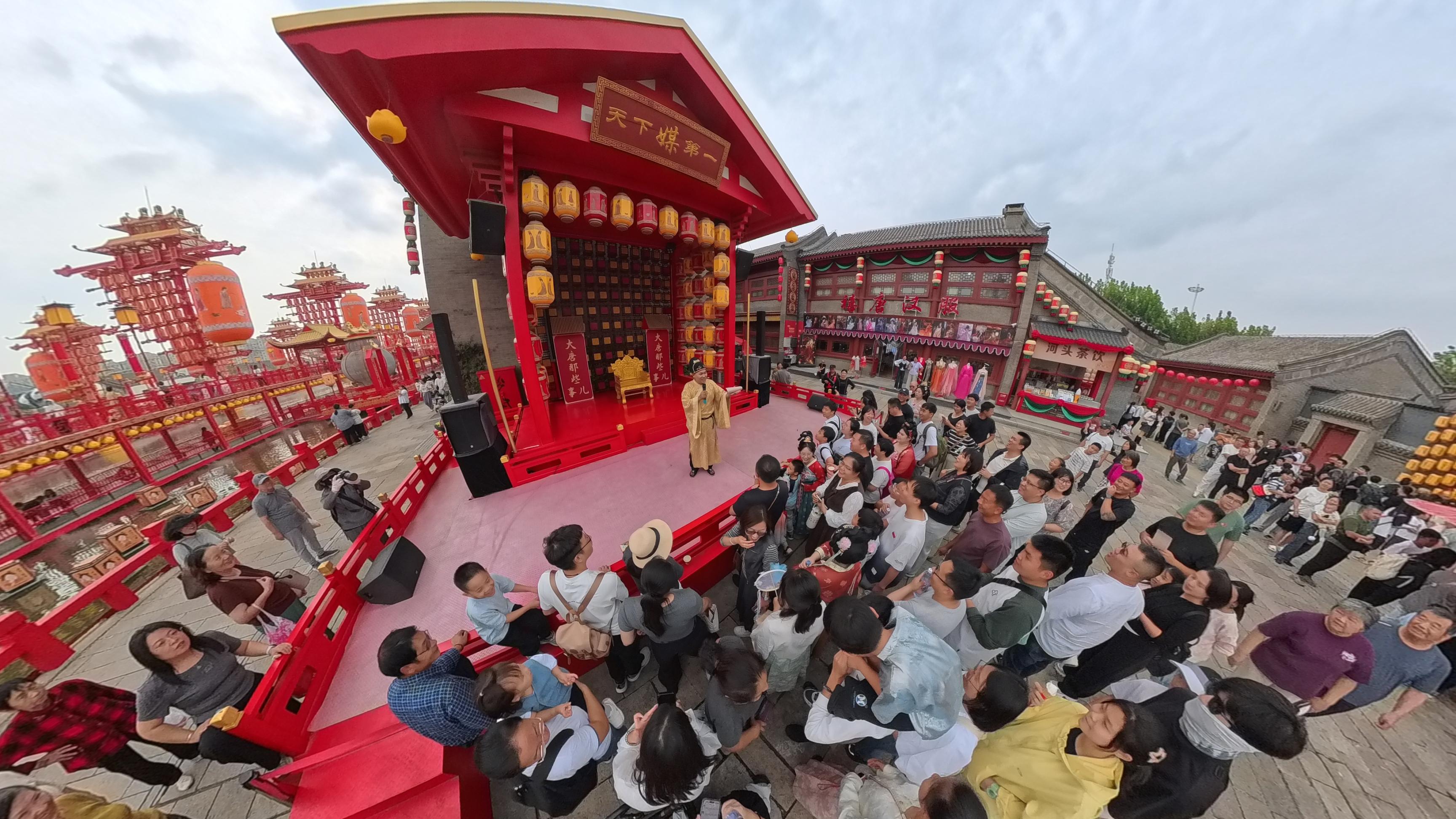 景區(qū)演員正在與游客進(jìn)行歷史知識(shí)互動(dòng)問(wèn)答。人民網(wǎng)記者 王天樂(lè)攝