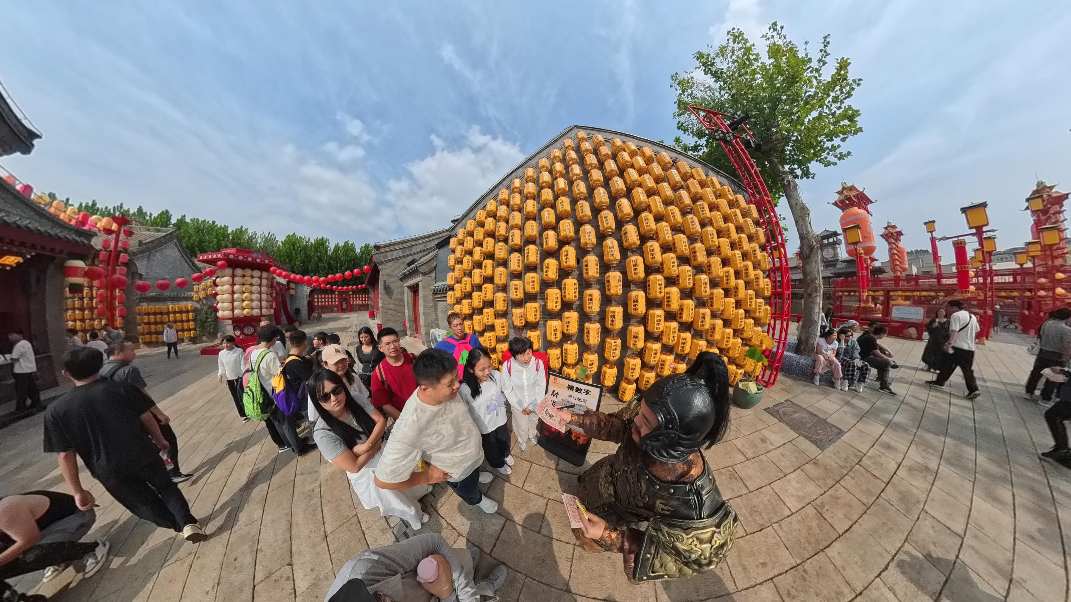 景區(qū)演員與觀眾進(jìn)行“猜數(shù)字”互動。人民網(wǎng)記者 王天樂攝