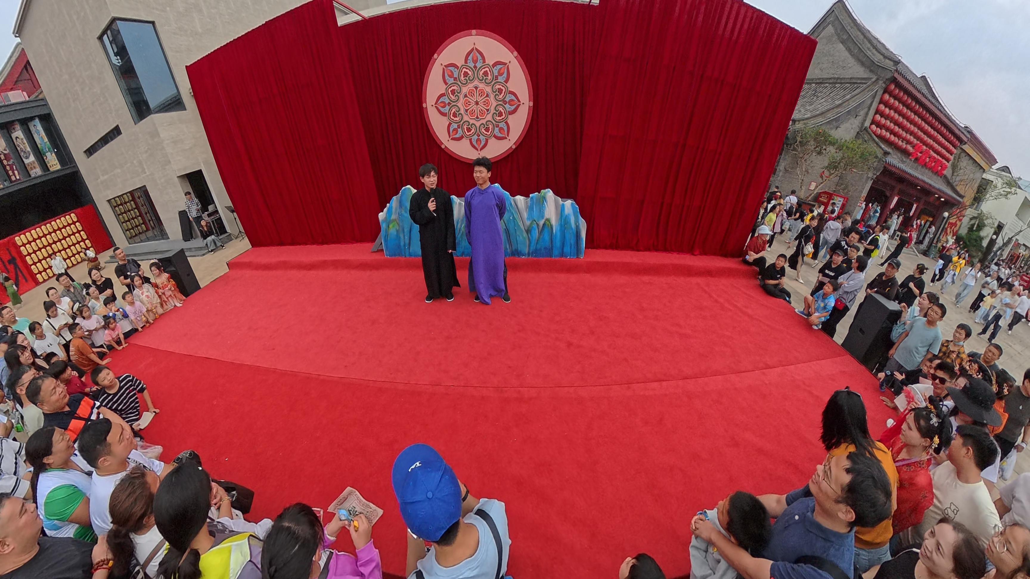 相聲演員與景區(qū)游客進(jìn)行互動(dòng)。人民網(wǎng)記者 王天樂攝