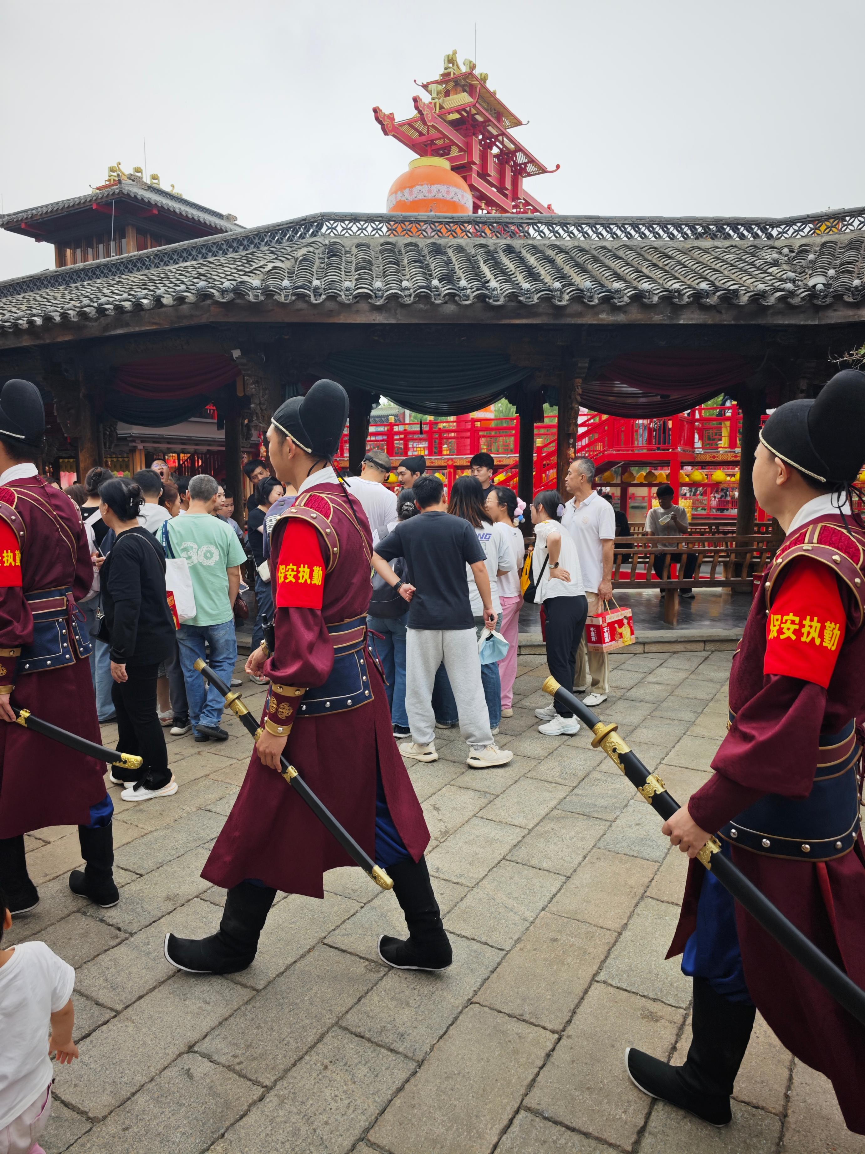 景區(qū)安保員兼職互動演員正在巡邏。人民網(wǎng)記者 王天樂攝