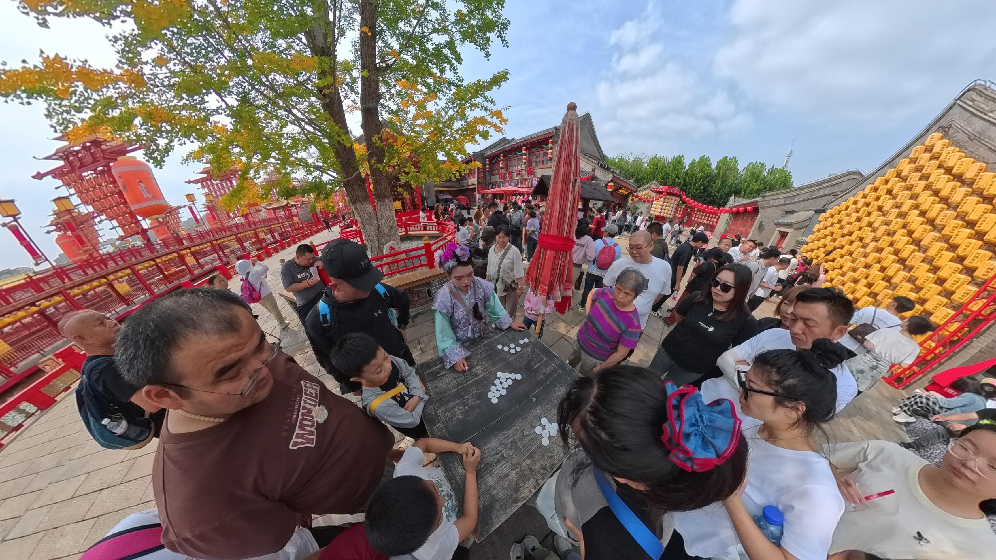 景區(qū)演員與游客進(jìn)行“玩棋”互動(dòng)。人民網(wǎng)記者 王天樂(lè)攝