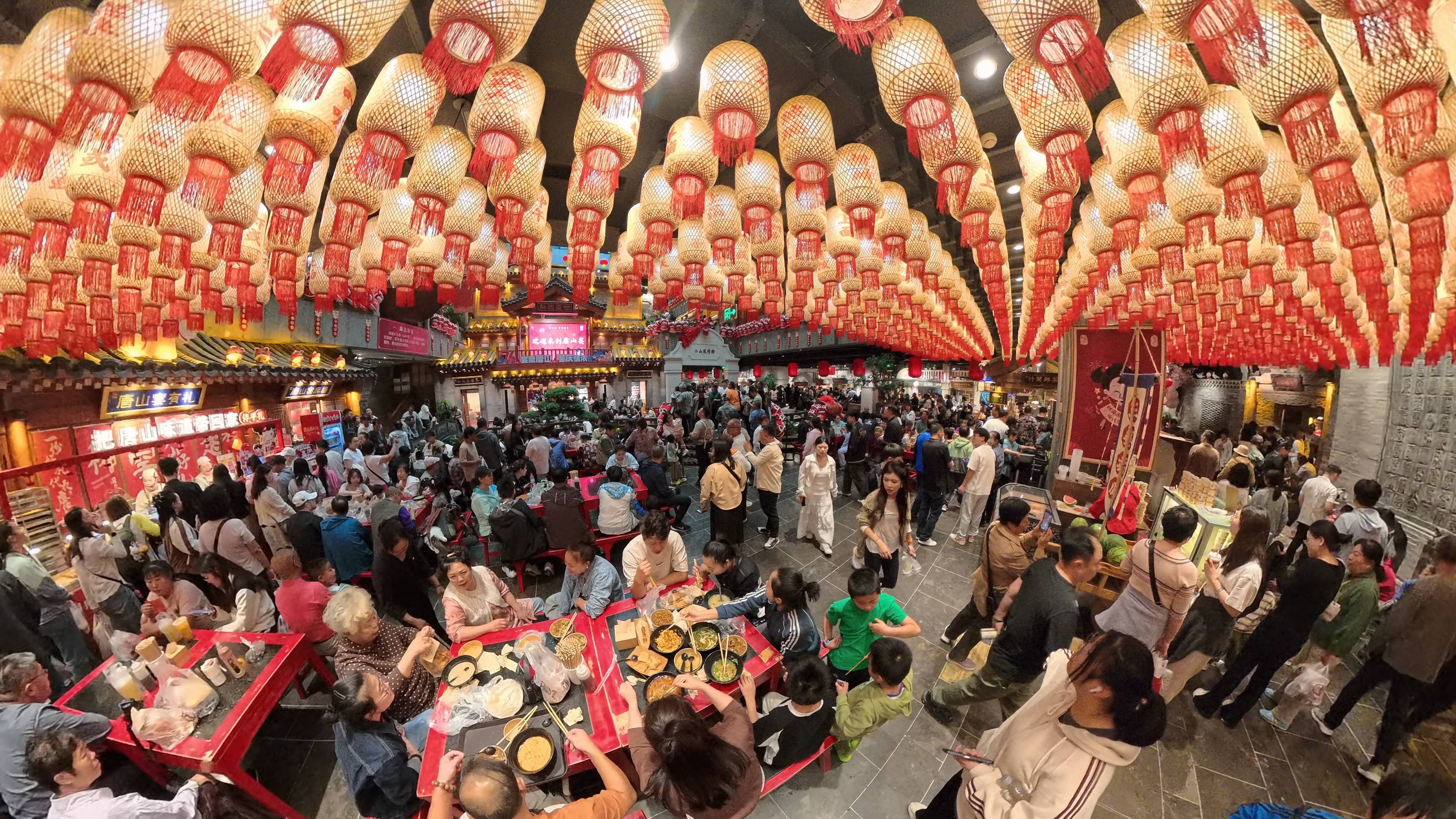 河北唐山，游客們在品嘗特色地方美食。人民網(wǎng)記者 王天樂攝