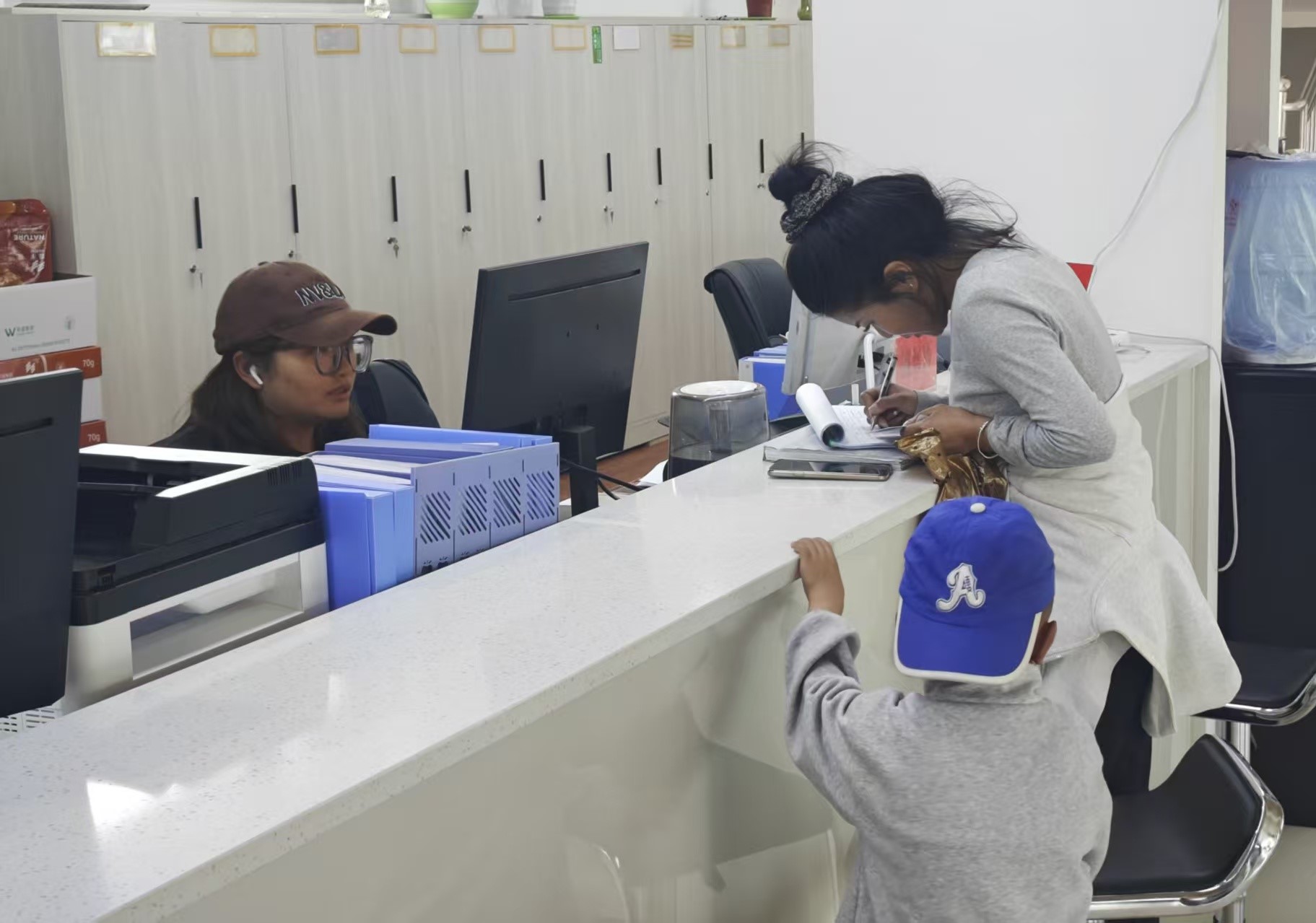 在墨竹工卡縣人力資源和社會(huì)保障局服務(wù)大廳，當(dāng)?shù)剞r(nóng)民正在辦理一站式理賠服務(wù)。 人民網(wǎng)記者 黃 盛攝