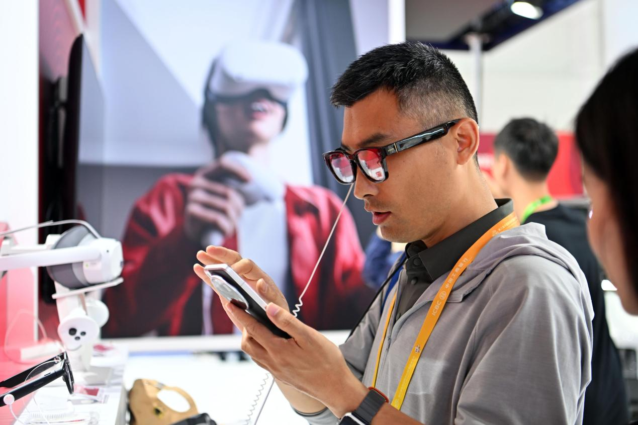 在第三屆中國國際供應(yīng)鏈促進博覽會上，參觀者體驗國產(chǎn)AI眼鏡。人民網(wǎng)記者 翁奇羽攝