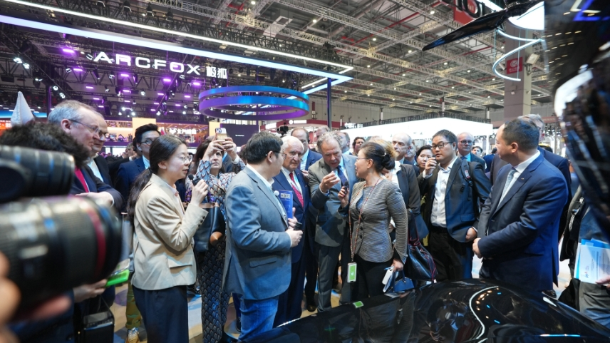 在2025上海車展上，外國嘉賓參觀國產(chǎn)新能源汽車。人民網(wǎng)記者 王天樂攝