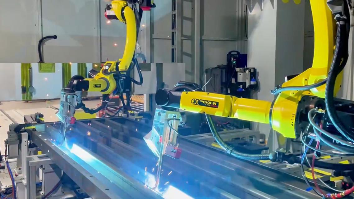 焊接機器人正在進行電梯轎底項目。 受訪者供圖