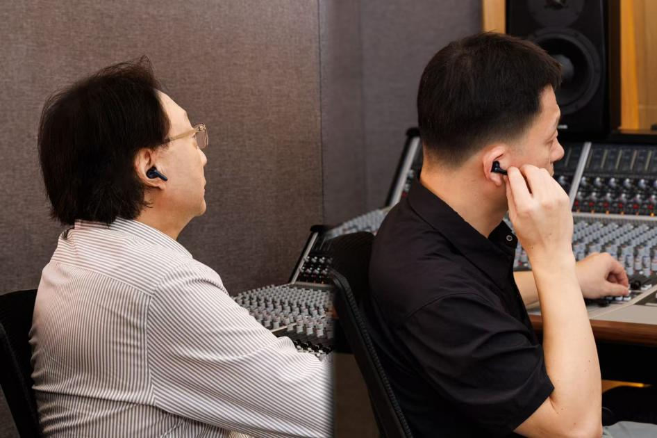 上海音樂學(xué)院調(diào)音大師團(tuán)教授于陽、副教授陳世哲聽音現(xiàn)場。受訪方供圖