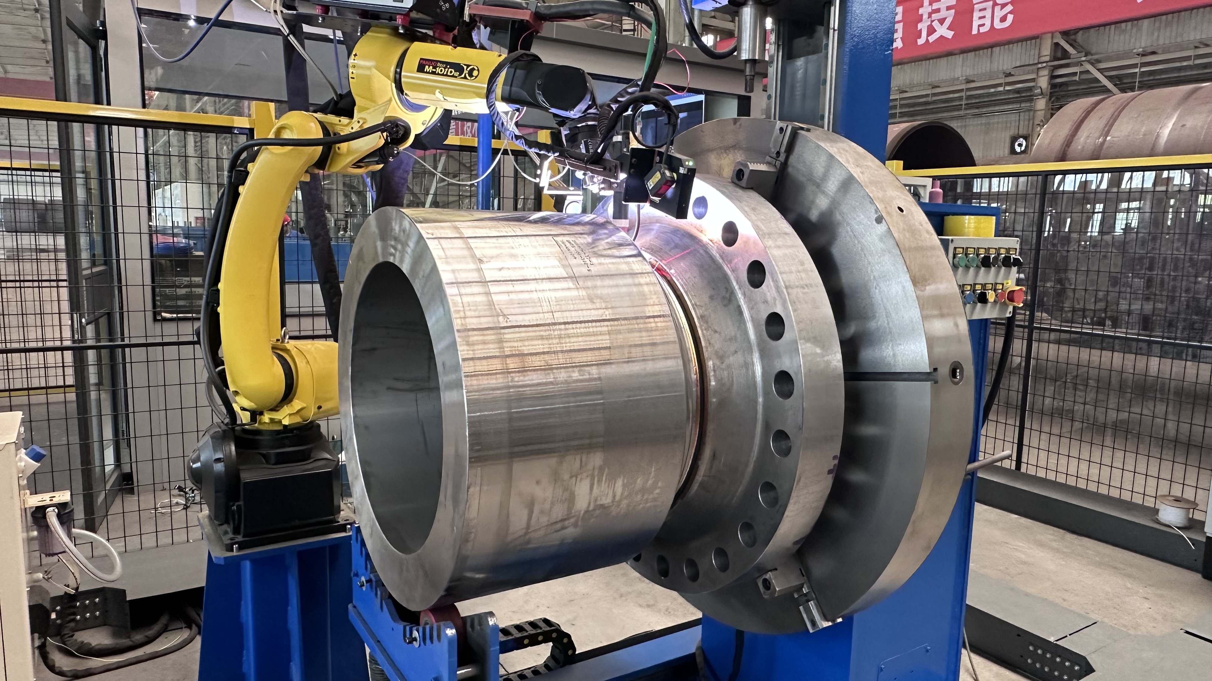 車間內(nèi)，自動焊接設(shè)備正在進行焊接工作。人民網(wǎng)記者王紹紹攝