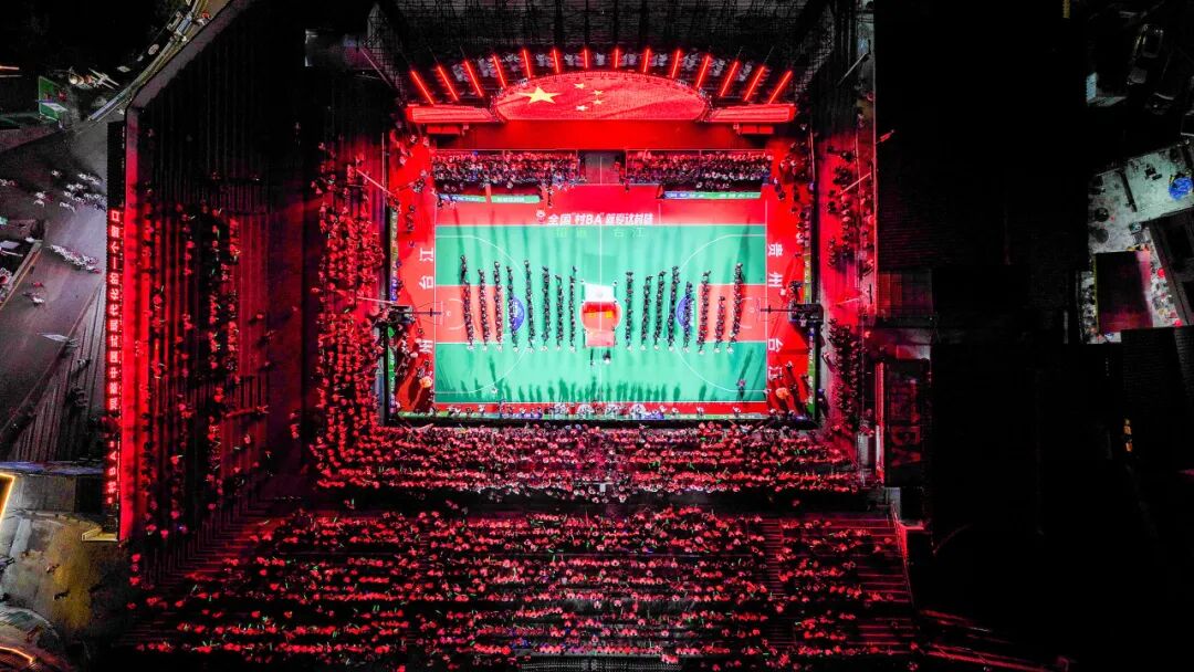 10月12日，貴州省臺(tái)江縣臺(tái)盤(pán)村，大地流彩·2025年全國(guó)和美鄉(xiāng)村籃球大賽（村BA）總決賽開(kāi)幕式。賽事主辦方供圖